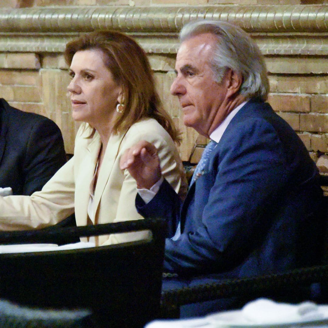 María Dolores de Cospedal tomando algo con Fernando Portillo