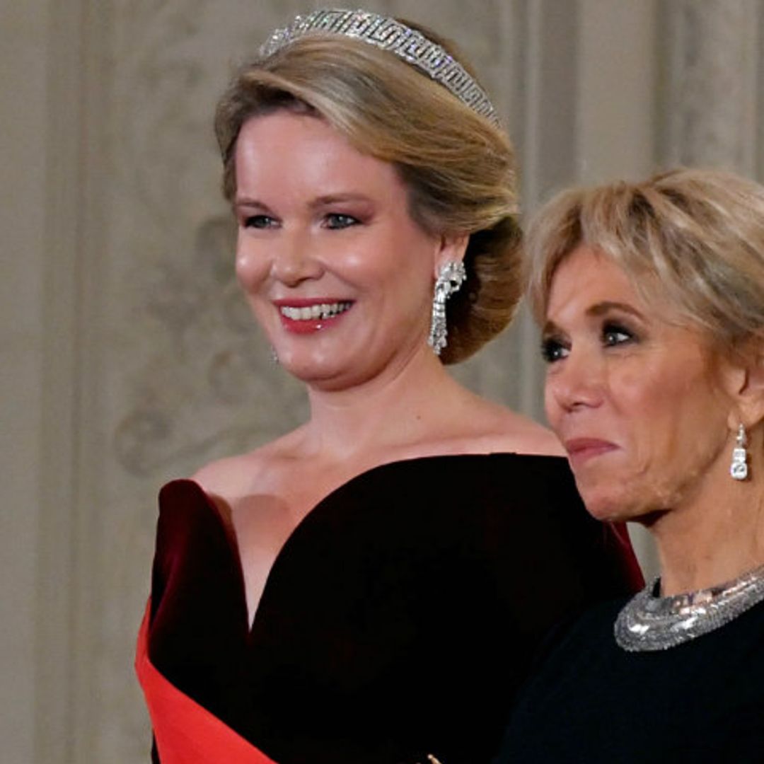 Matilde de Bélgica apuesta por el escote corazón en su segundo duelo con Brigitte Macron