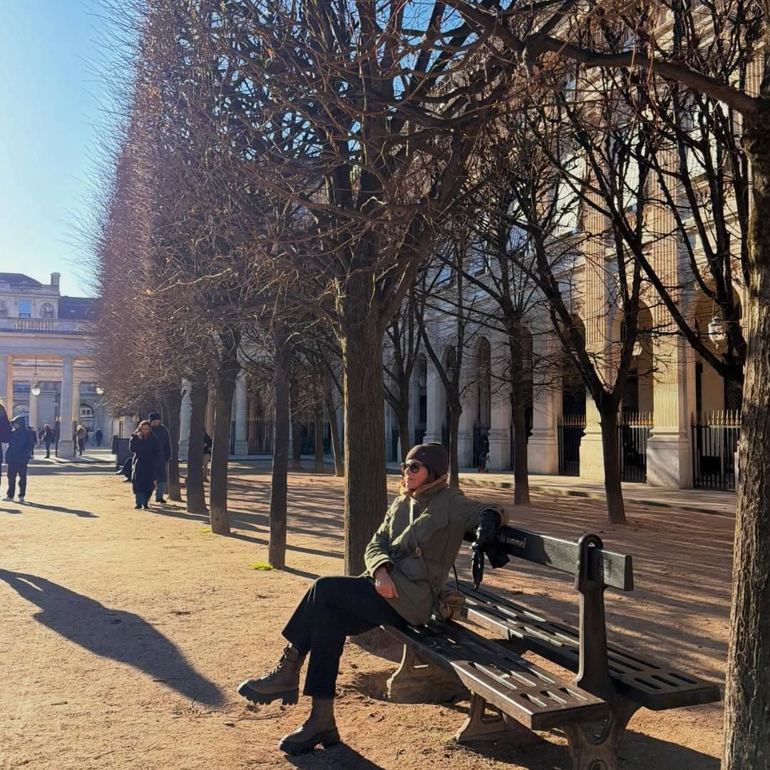 Nuria Roca en los jardines del Palais Royal, París