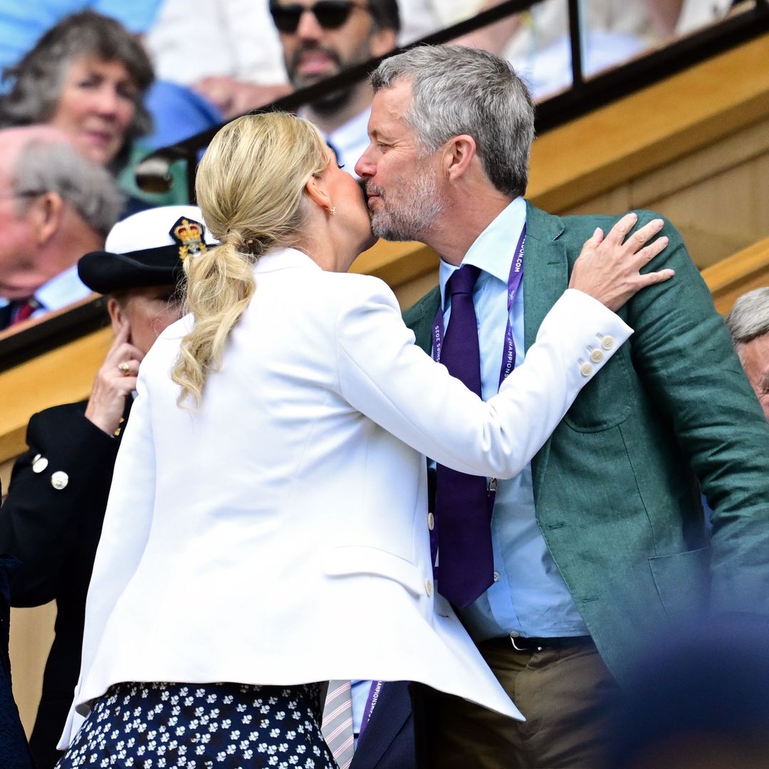 Encuentros en la 'royal box' de Wimbledon: el afectuoso saludo entre Federico de Dinamarca y Sofía de Edimburgo