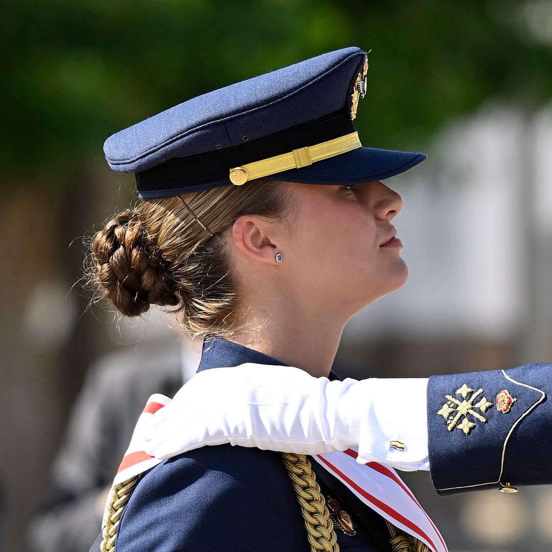 La princesa Leonor junto a su padre en su despedida del ejército