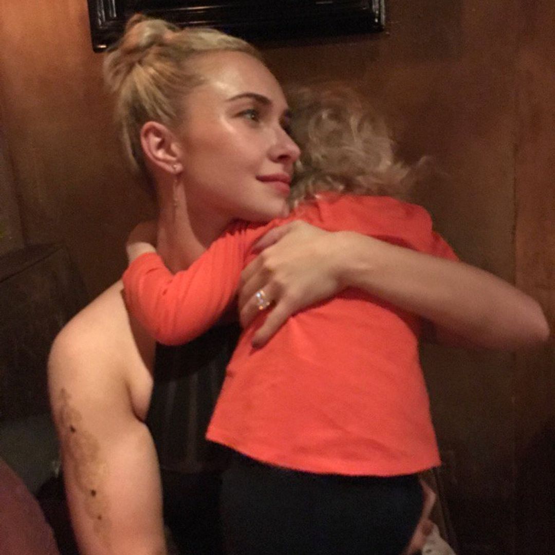 Kaya, la hija de la fallecida Hayden Panettiere, comparece ante el tribunal junto a su padre en una audiencia urgente