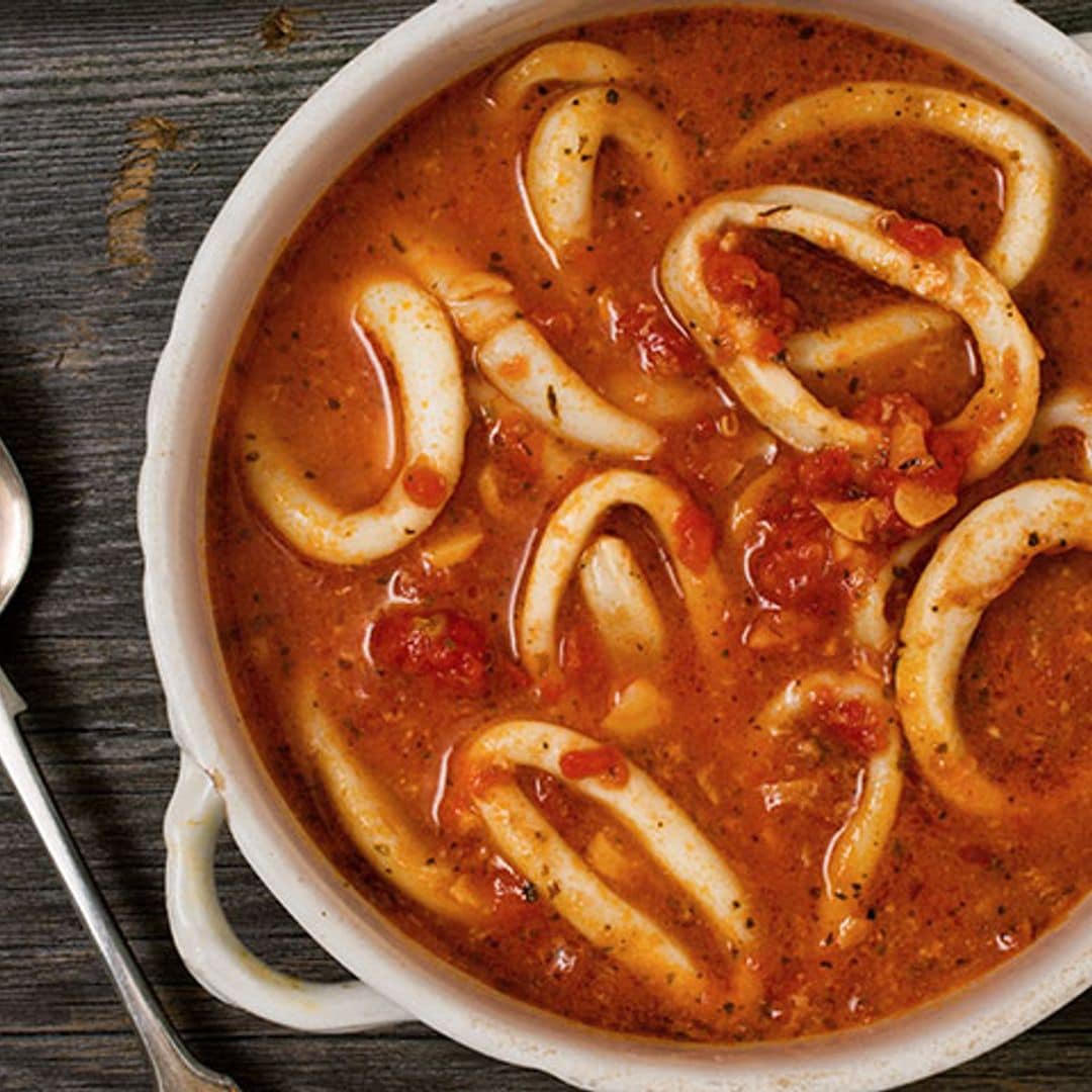 Guiso de calamares con tomate y aceite de menta