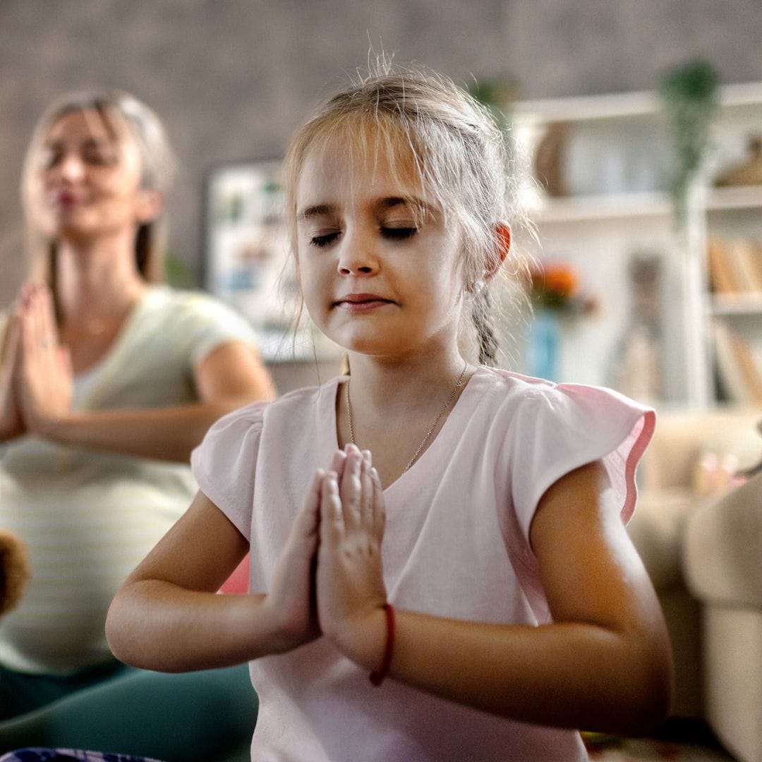 La actividad física que ayuda a tus hijos a relajarse, mejorar su concentración (y que pueden practicar en casa)