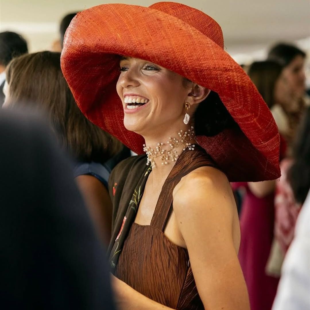 Pamelas XL de colores, el nuevo accesorio favorito de las invitadas mejor vestidas esta temporada