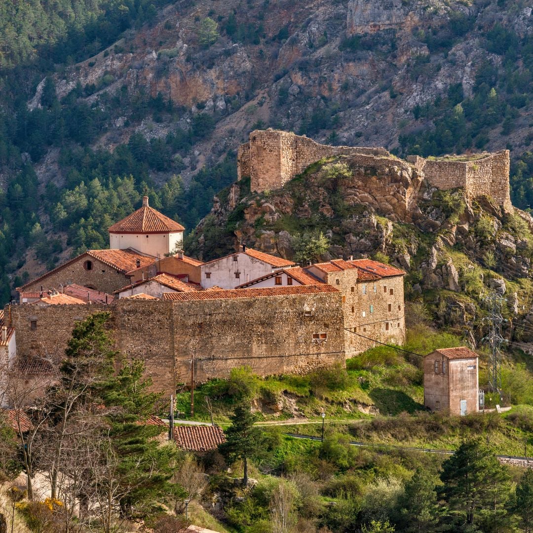 Linares de Mora coronada por las ruinas de su castillo, Teruel
