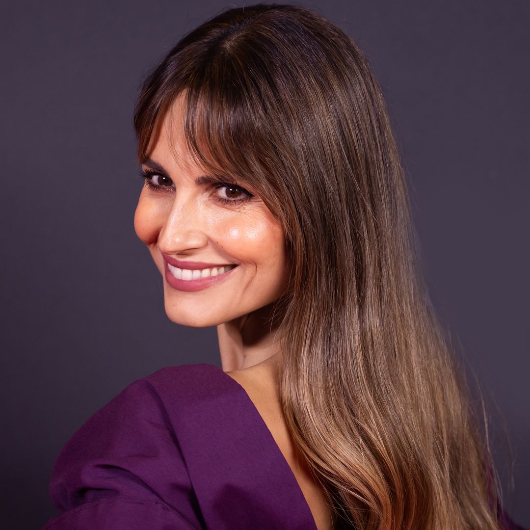 Ariadne Artiles y su método fácil para cortarse el flequillo cortina más favorecedor desde casa