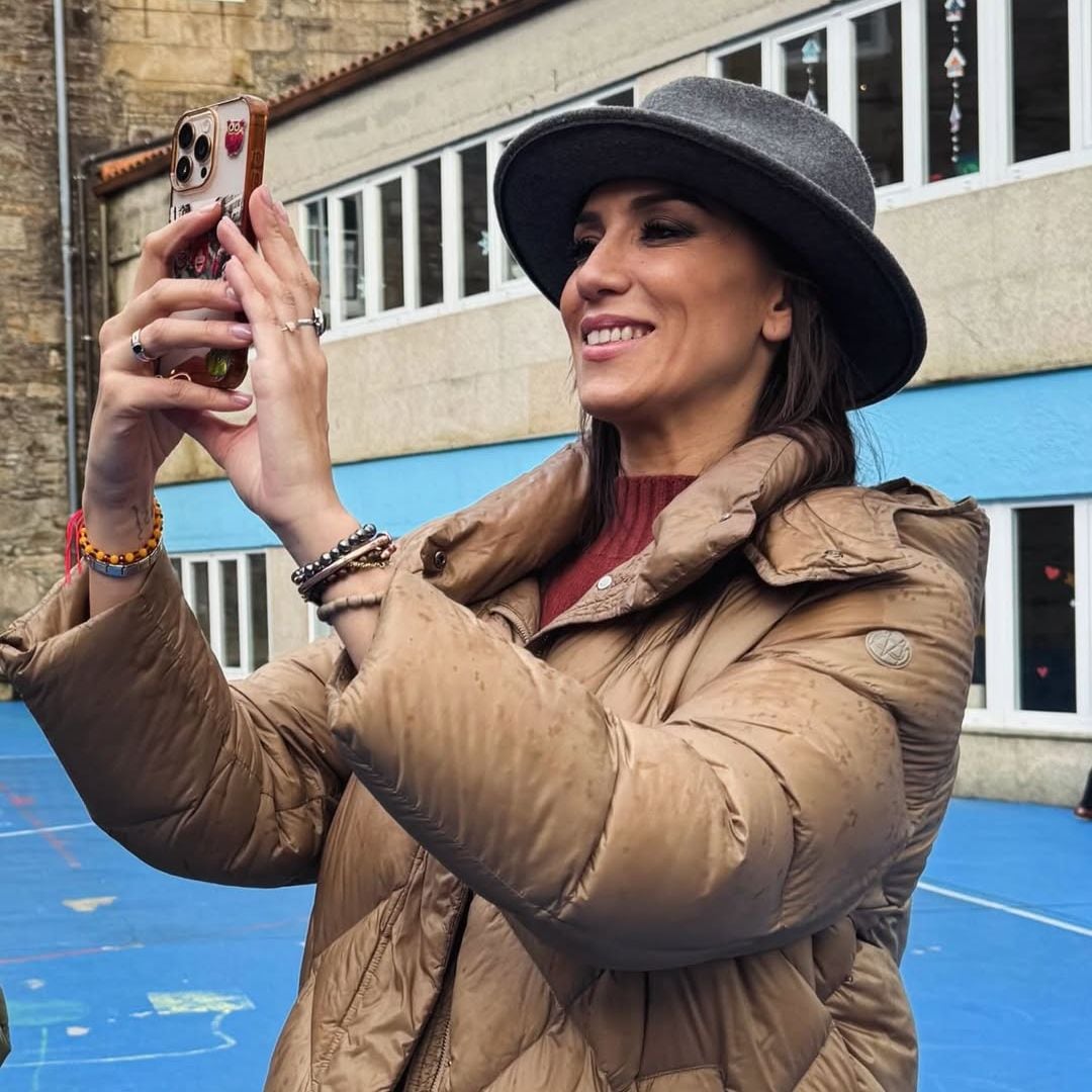 Patricia Pardo enseña a Christian Gálvez y a sus hijos el colegio donde creció: “Pasiño a pasiño faise o camiño”