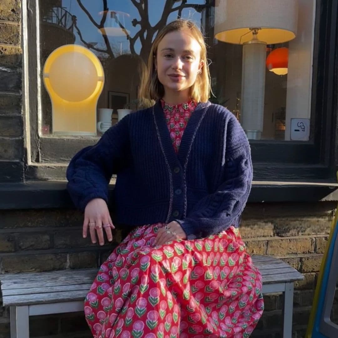 El look 'grannycore' de Lady Amelia Windsor para tomar café en Londres (con bolso de firma española)