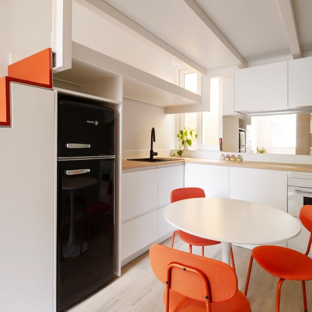Cocina y comedor en un 'loft' de tamaño muy reducido