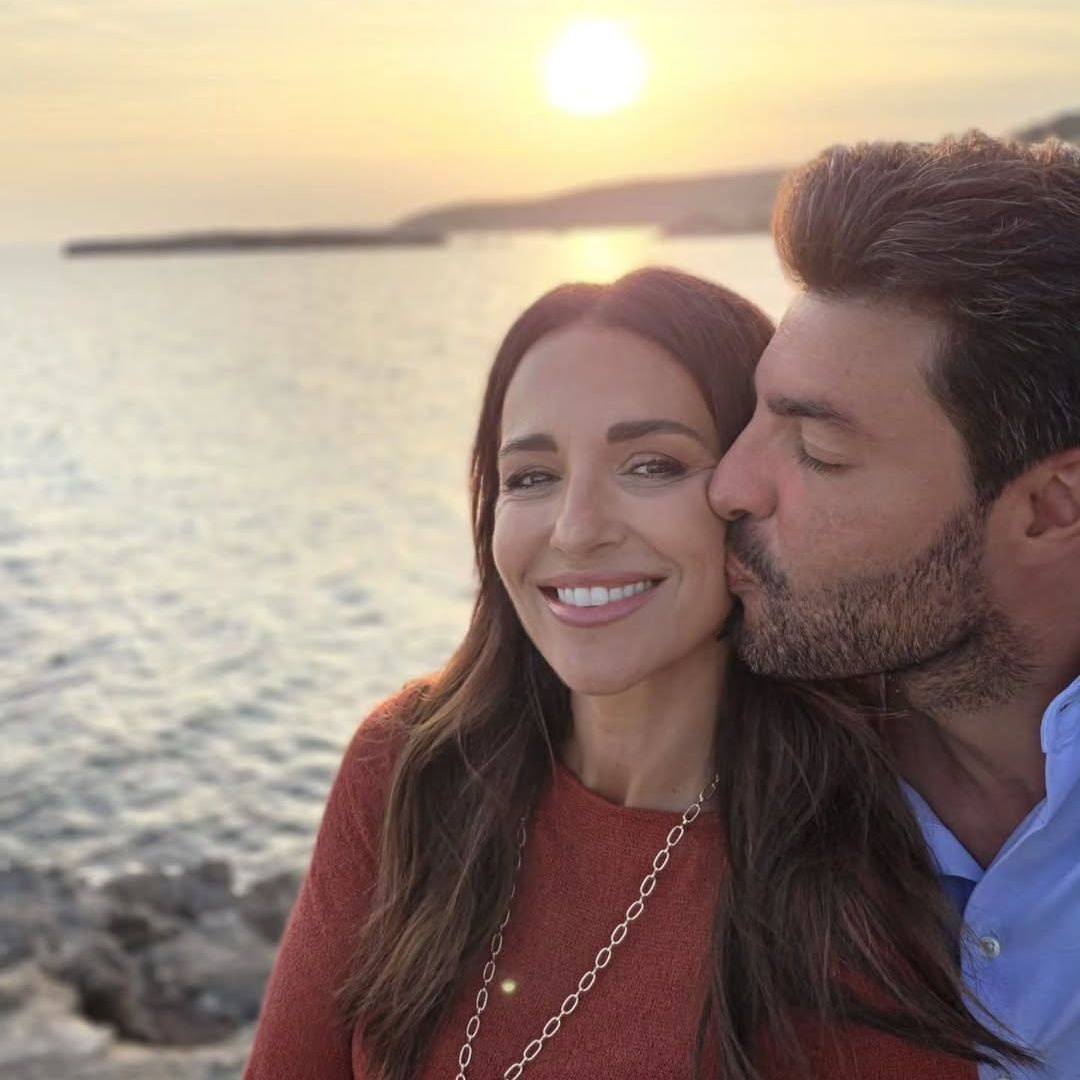 El espectacular posado en bikini de Paula Echevarría en el álbum más personal de Miguel Torres en Menorca