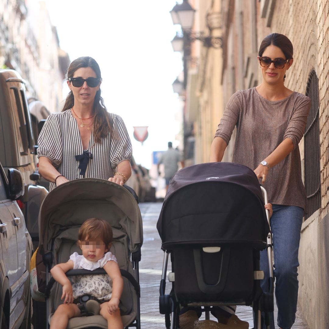 Sofía Palazuelo y Belén Corsini, dos cuñadas felices de paseo con sus bebés por Madrid