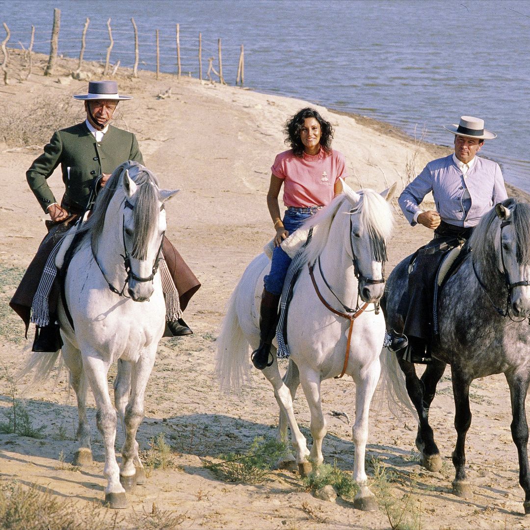 Carmen Ordóñez junto a los rejoneadores Álvaro Domecq y Álvaro Domecq Romero