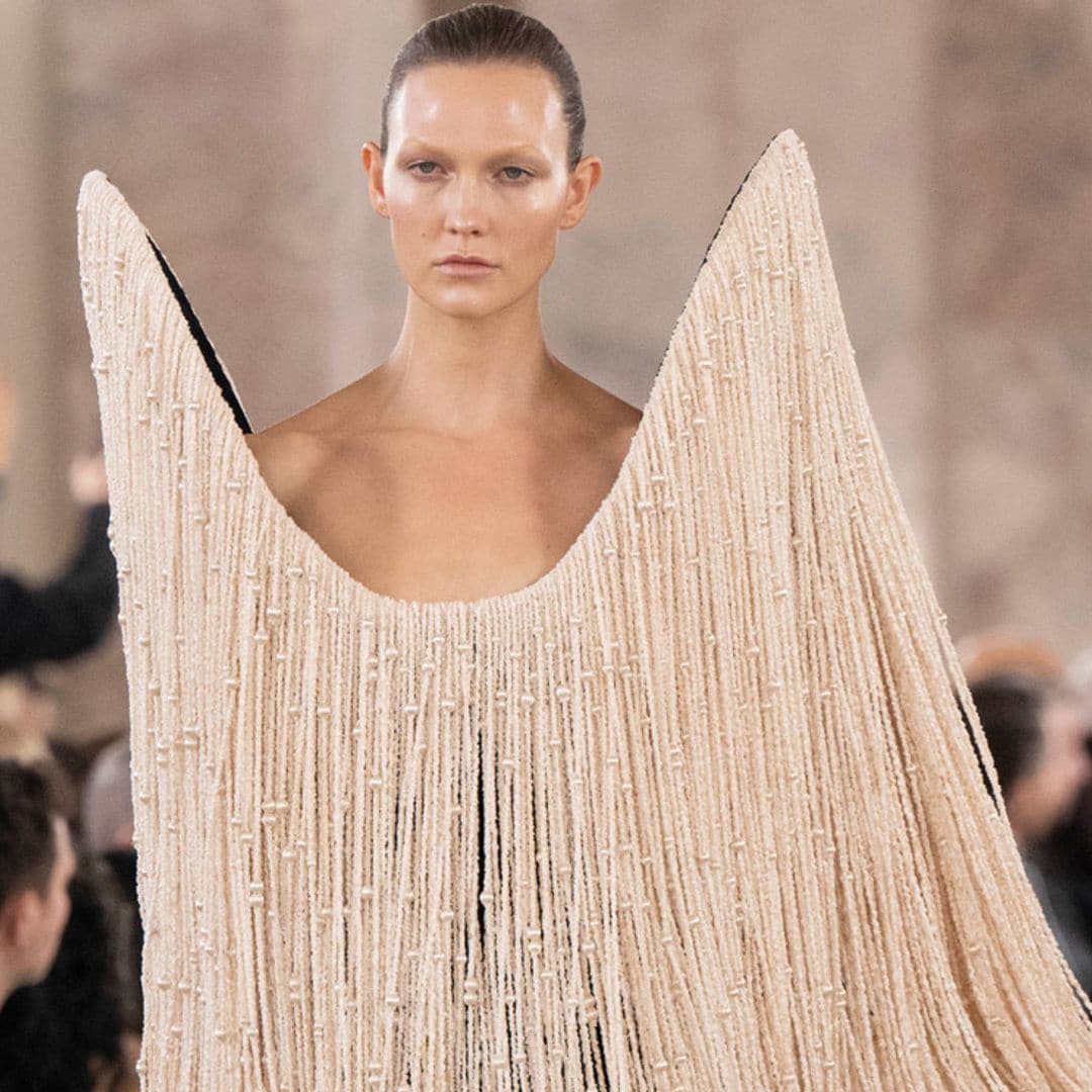 Una irreconocible Karlie Kloss regresa a la pasarela de la mano de Schiaparelli después de dos años