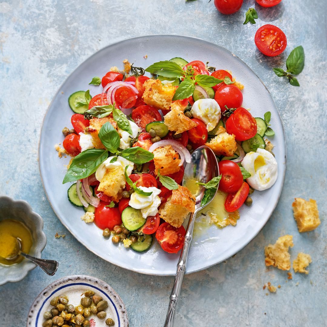 Focaccia, panzanella y ensalada de tomates: tres recetas italianas fáciles, coloridas y absolutamente irresistibles