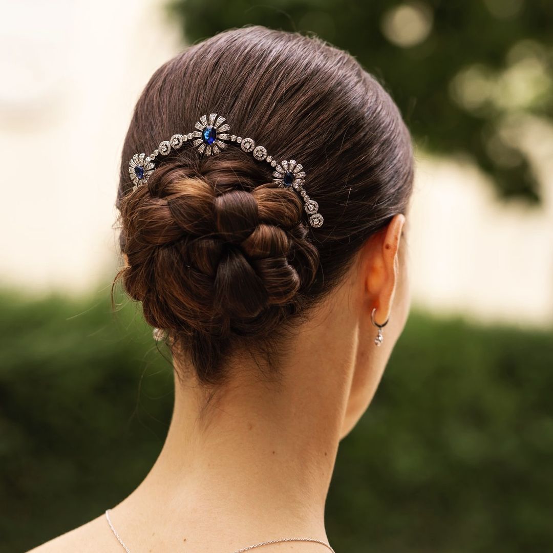 Moños y accesorios joya: la tendencia nupcial que dominará los looks de las novias de 2026