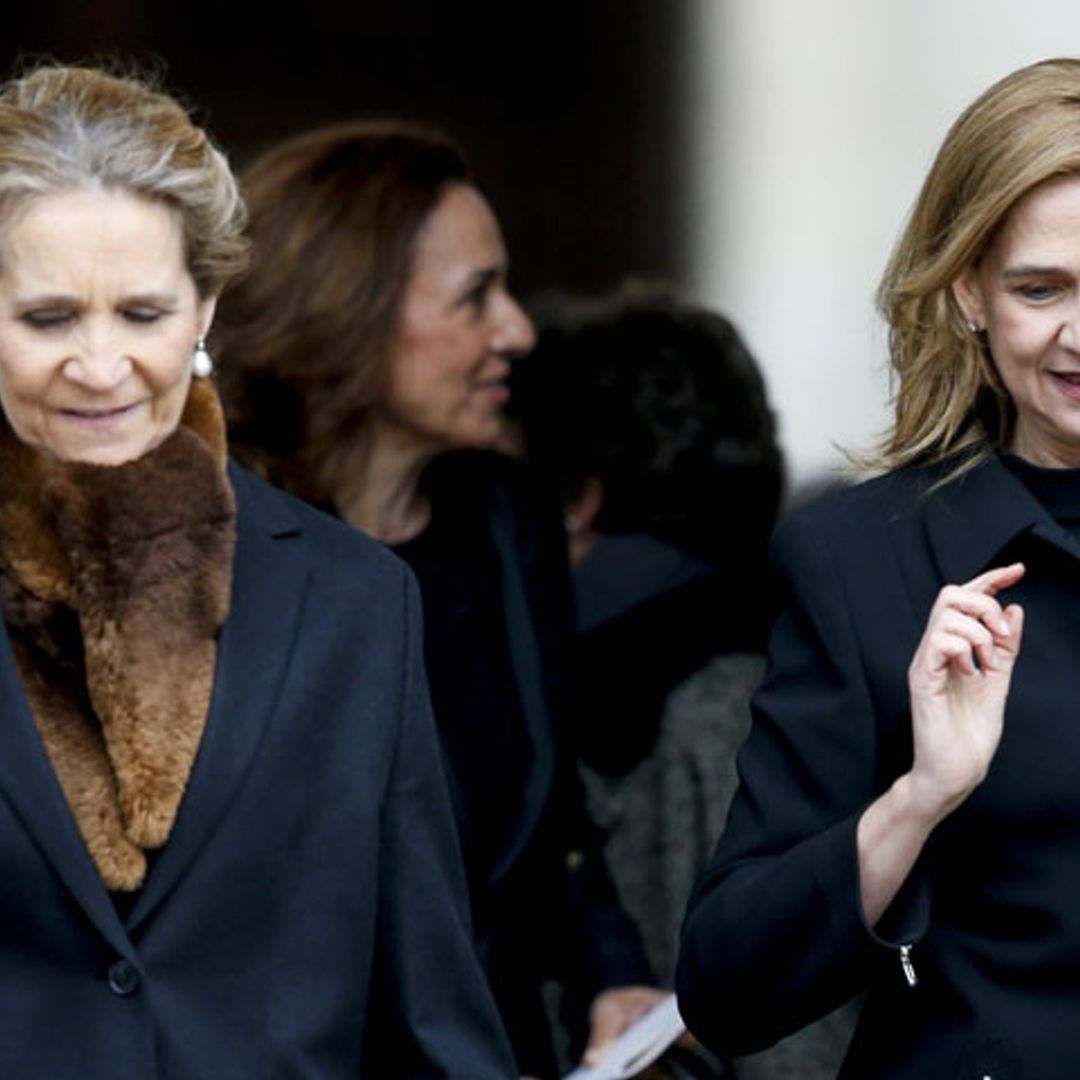Las infantas Elena y Cristina, juntas y sonrientes en la misa por el Conde de Barcelona