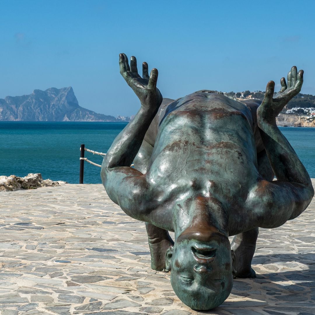Gigante de Sal, la reconocida escultura  obra de Coderch y Malavia, en la localidad de Moraira, Alicante