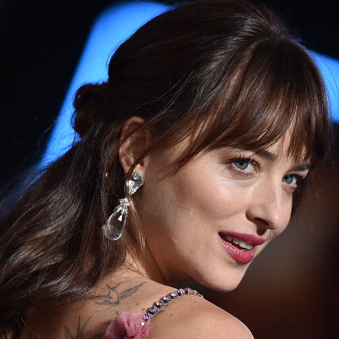 Todos los secretos de la melena de Dakota Johnson