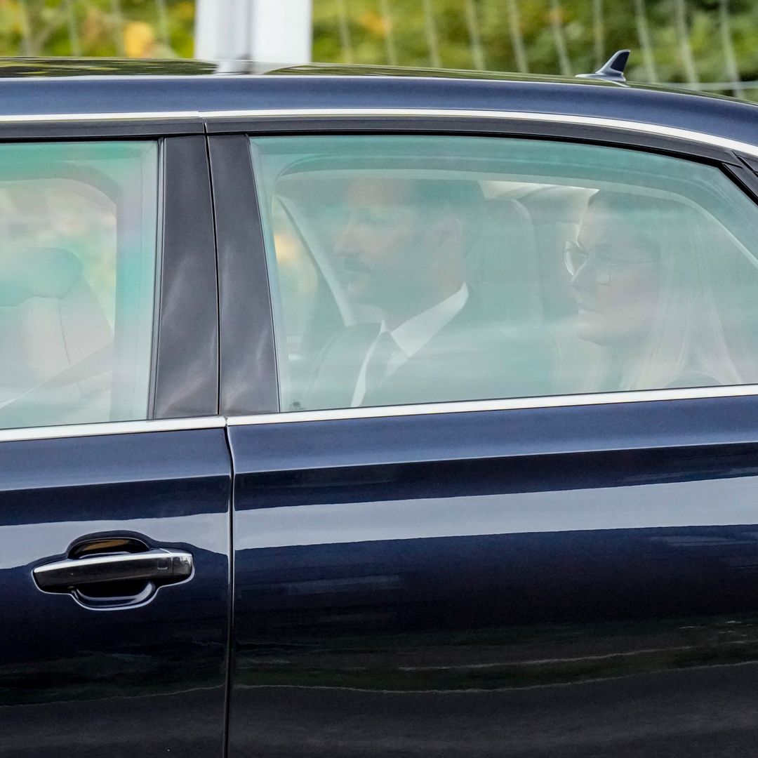 EN DIRECTO. Haakon y Mette-Marit de Noruega abandonan en el hospital en el que ha muerto el rey Harald