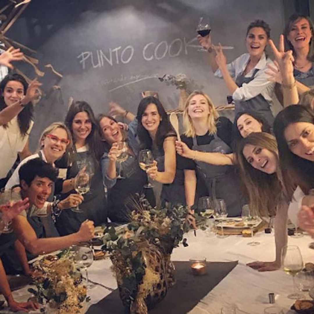 Amaia Salamanca celebra su cumpleaños (un mes más tarde) con una ‘cooking party’ junto a todas sus amigas