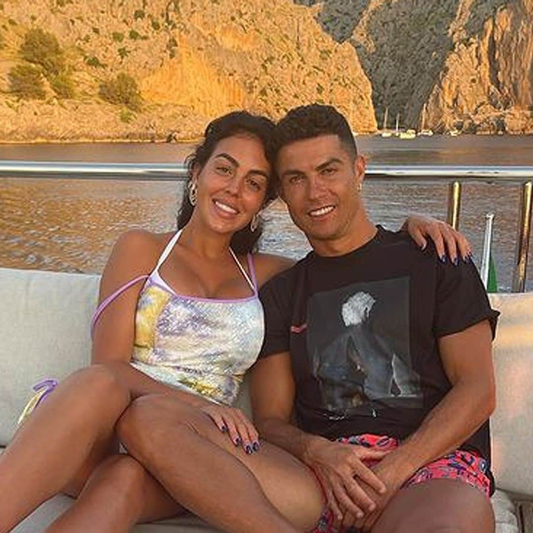 De lucir cuerpazo bajo el mar a surcar los mares a ritmo del 'Rey León'... Georgina y Cristiano se ponen románticos