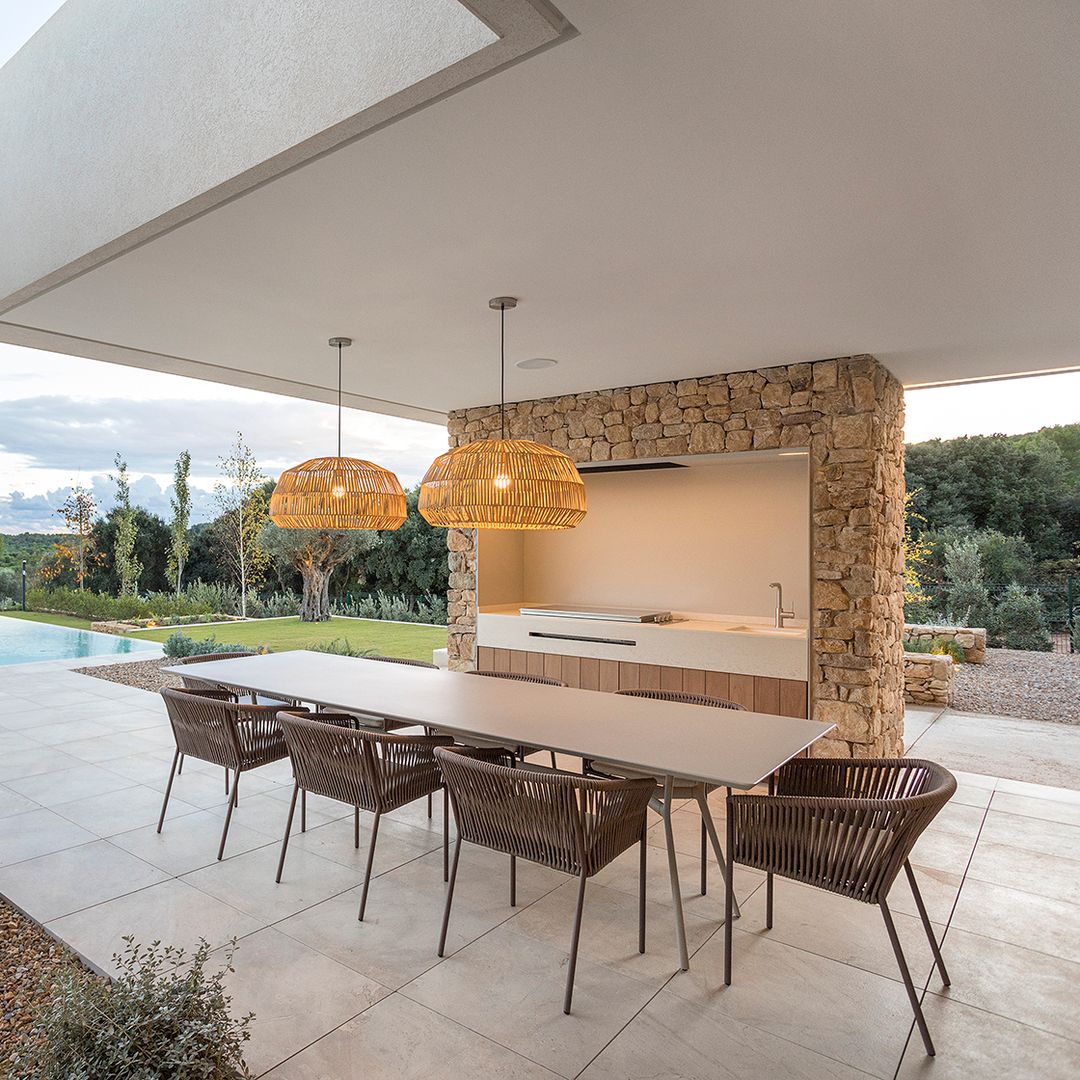 Adiós a la barbacoa: esta es la nueva tendencia que arrasa en jardines y terrazas 