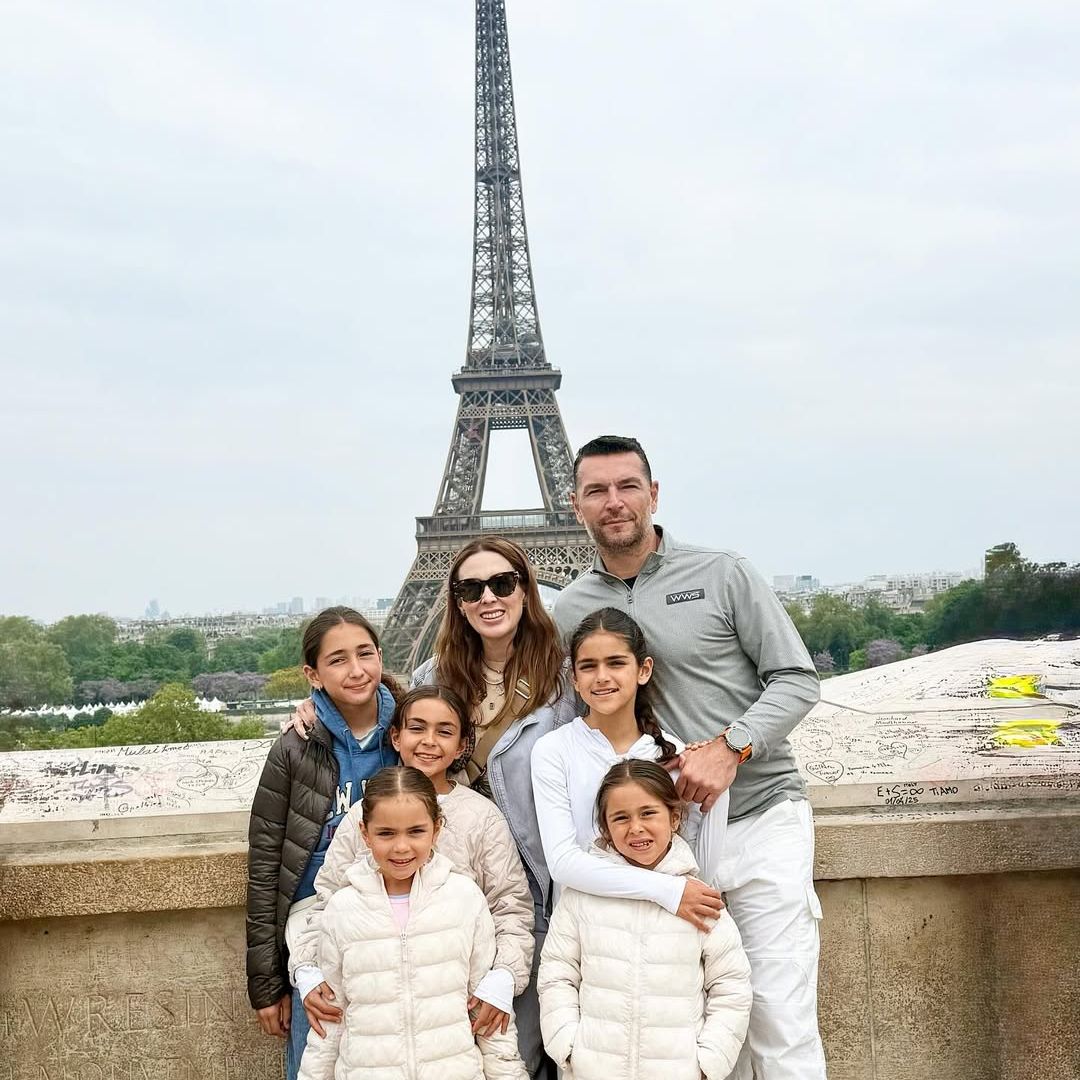 De África a París, Jacky Bracamontes continúa con sus vacaciones familiares