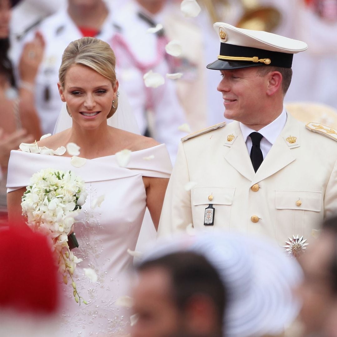 El vestido de novia de Charlene de Mónaco: un traje bordado con 40.000 cristales de Swarovski y un ramo diseñado por Armani