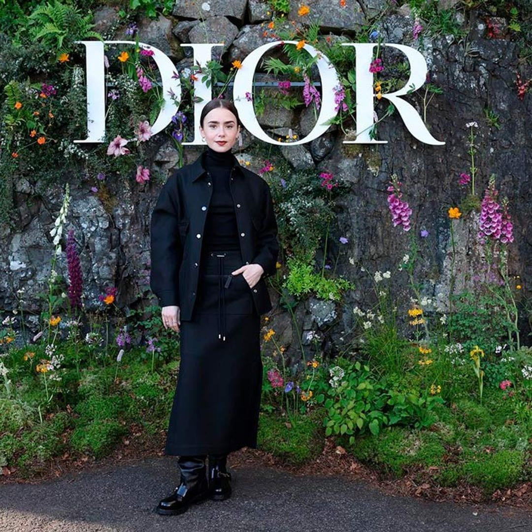Lily Collins estrena en Edimburgo el look que nunca llevaría en 'Emily in Paris'