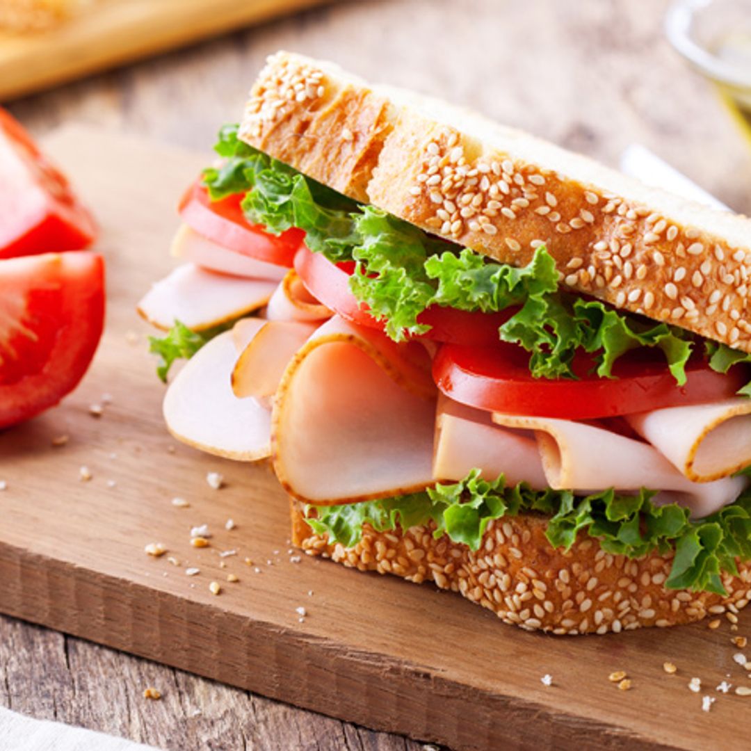 Sándwich de pavo braseado, lechuga y tomate
