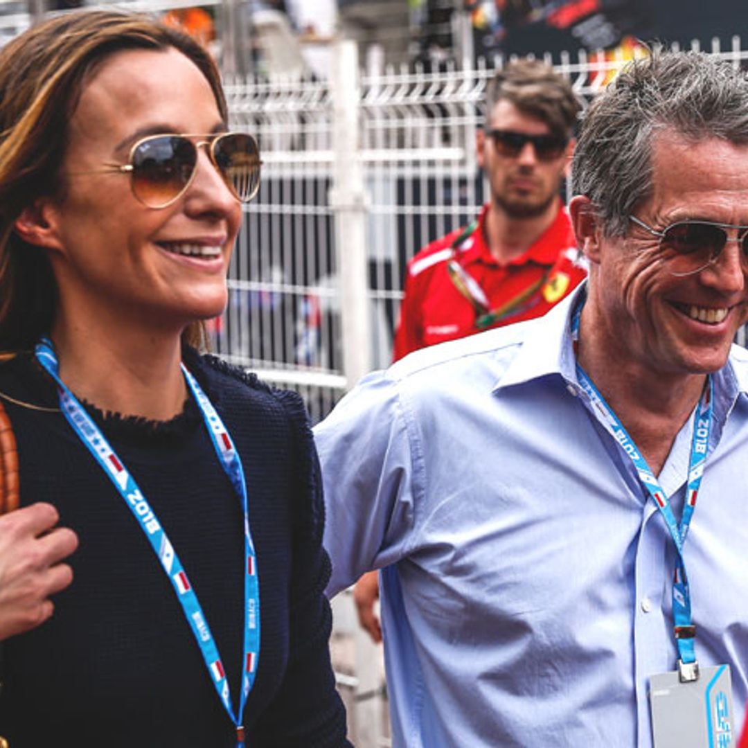 Primera reaparición pública de un sonriente Hugh Grant y su mujer tras su discreta boda en Londres
