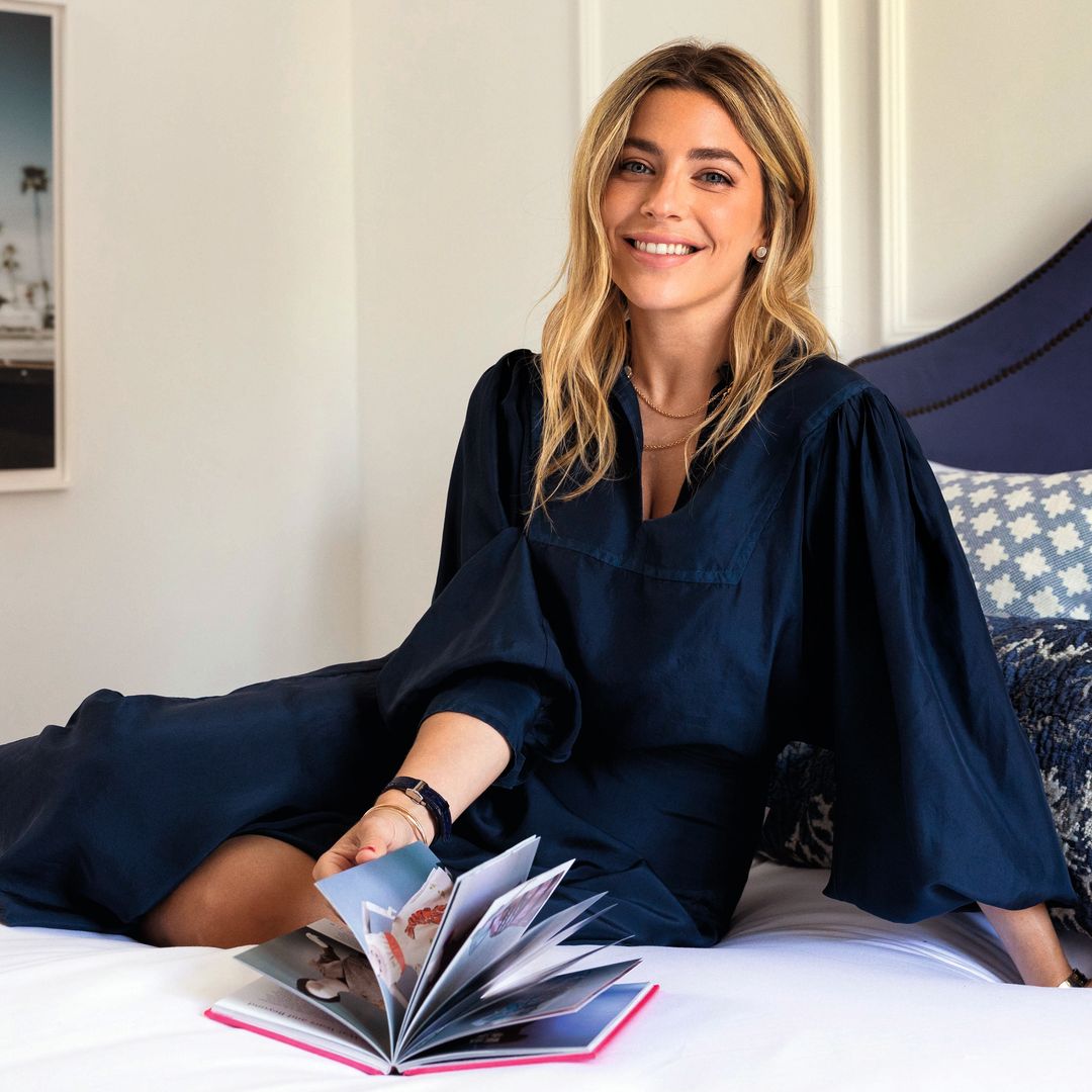 La prescriptora de moda Nat Cebrián, en el dormitorio de su piso en el madrileño barrio de Chamberí, hojeando un libro