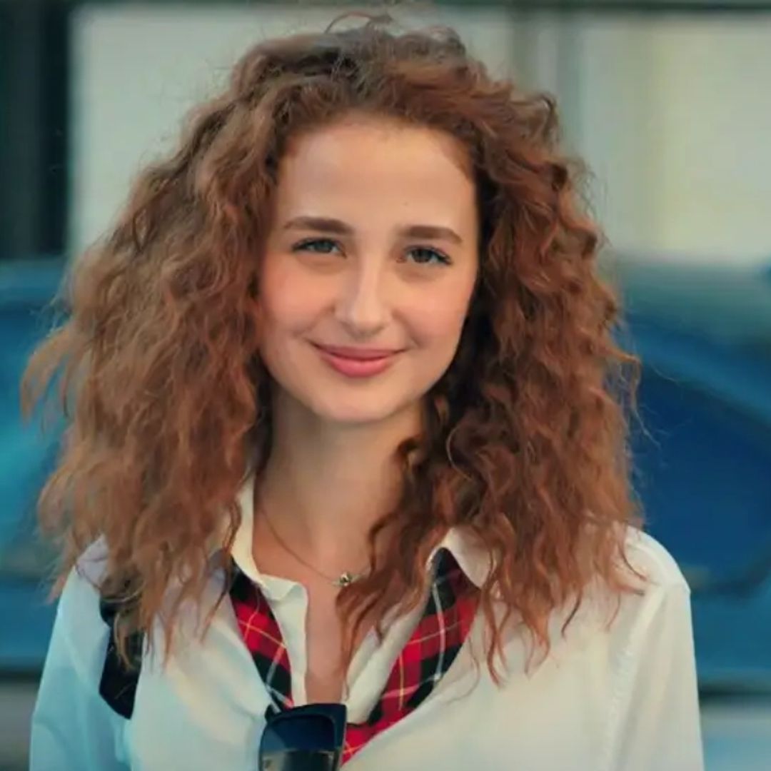 'Hermanos': conoce a la actriz Nazli Çetin, que protagonizó un polémico romance y participó en Miss Turquía