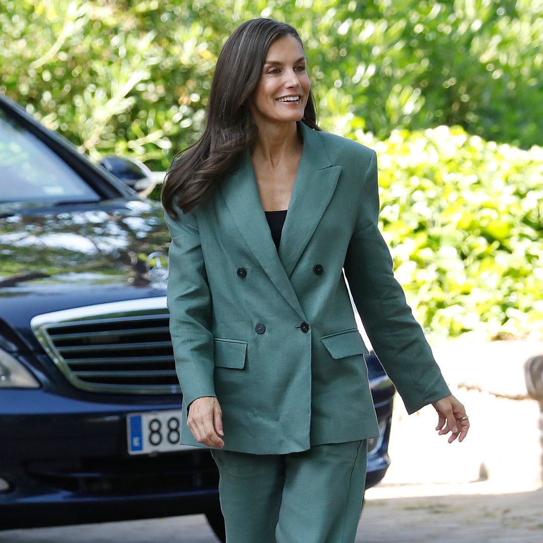 Doña Letizia, la reina de los zapatos cómodos: amplía su colección con los 'Mary Janes' de tendencia