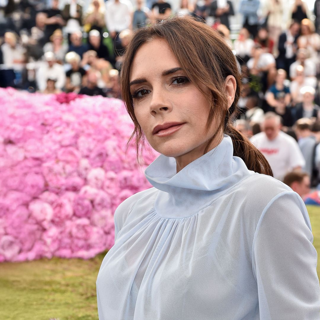 El truco del peluquero de Victoria Beckham es genial para pelo fino: ¡máximo volumen y dos cepillos!