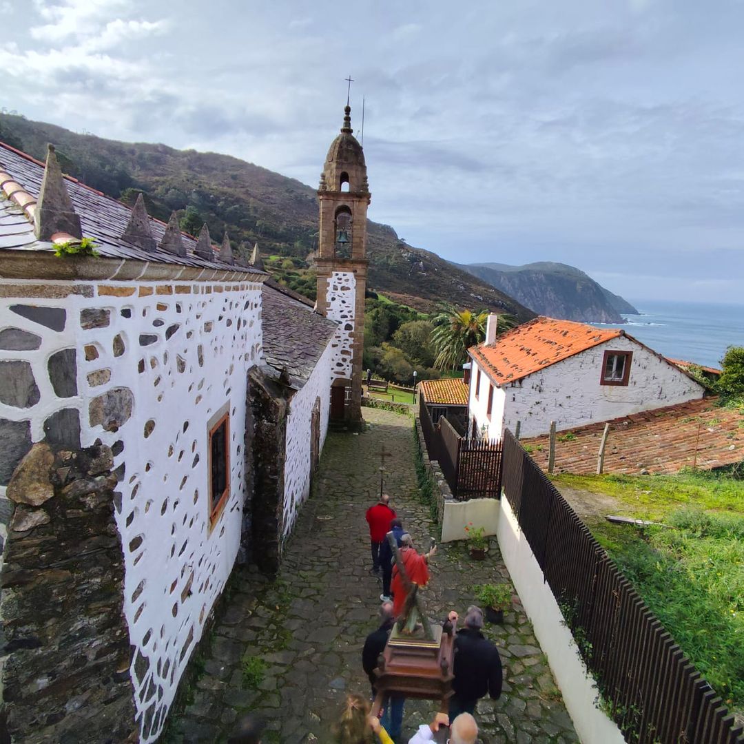 El pueblo marinero de Galicia que recuperó el Samaín y guarda una antigua leyenda que guía a vivos y muertos hasta el mar