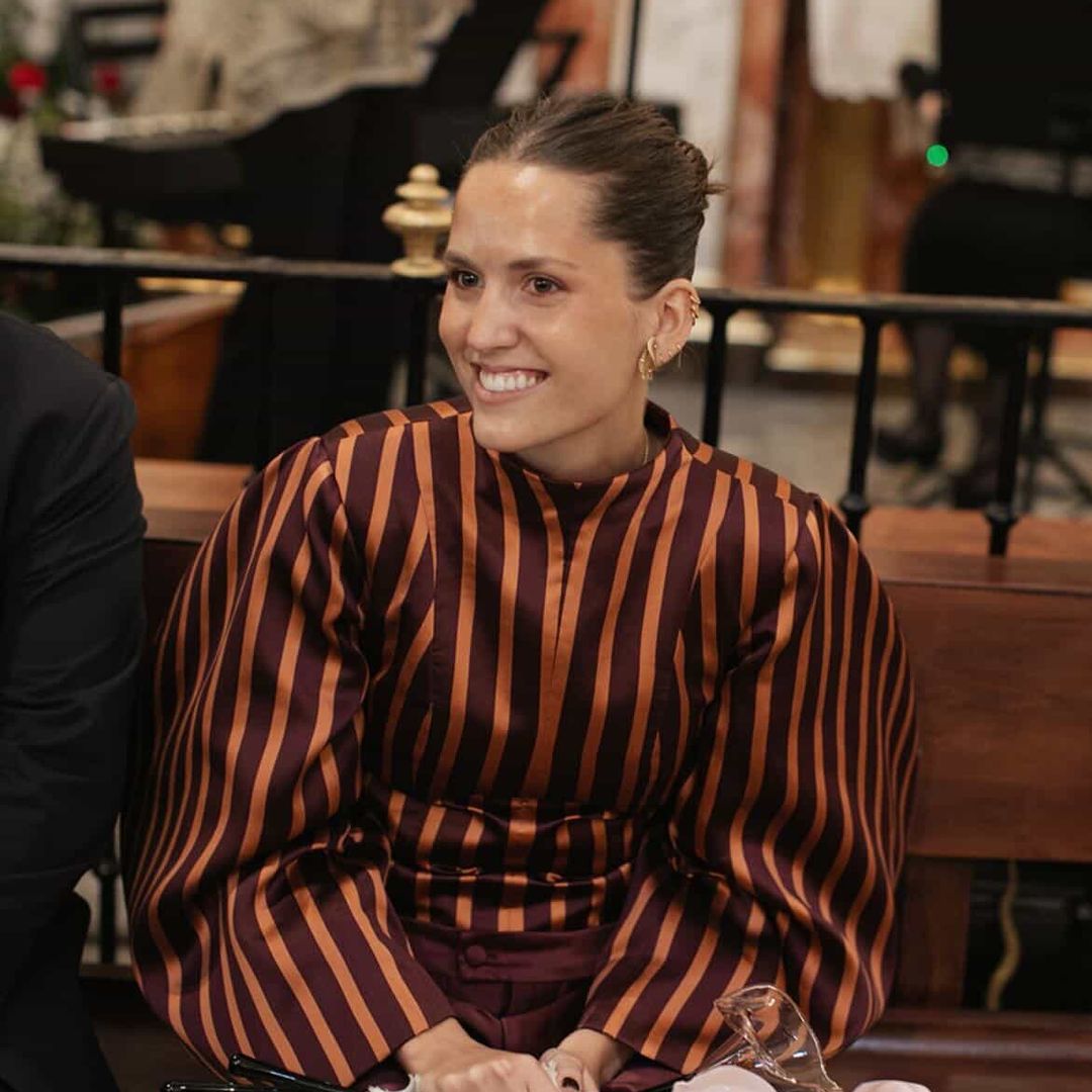 "Tenía claro que quería llevar bailarinas para aguantar toda la noche": Lucía, la hermana de la novia que diseñó su look junto a su madre