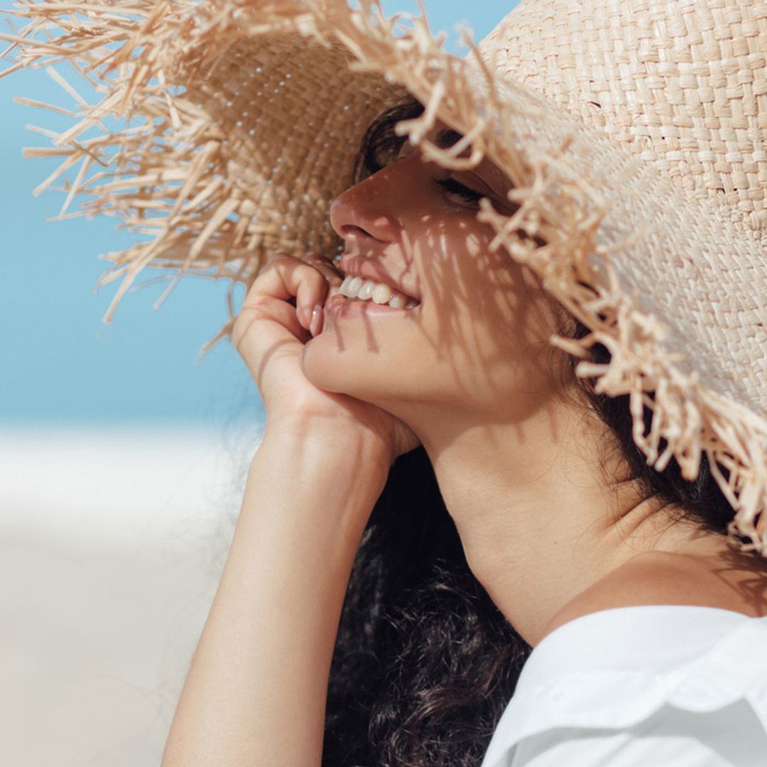 Cómo prevenir las manchas en la cara del sol con los consejos de una profesional