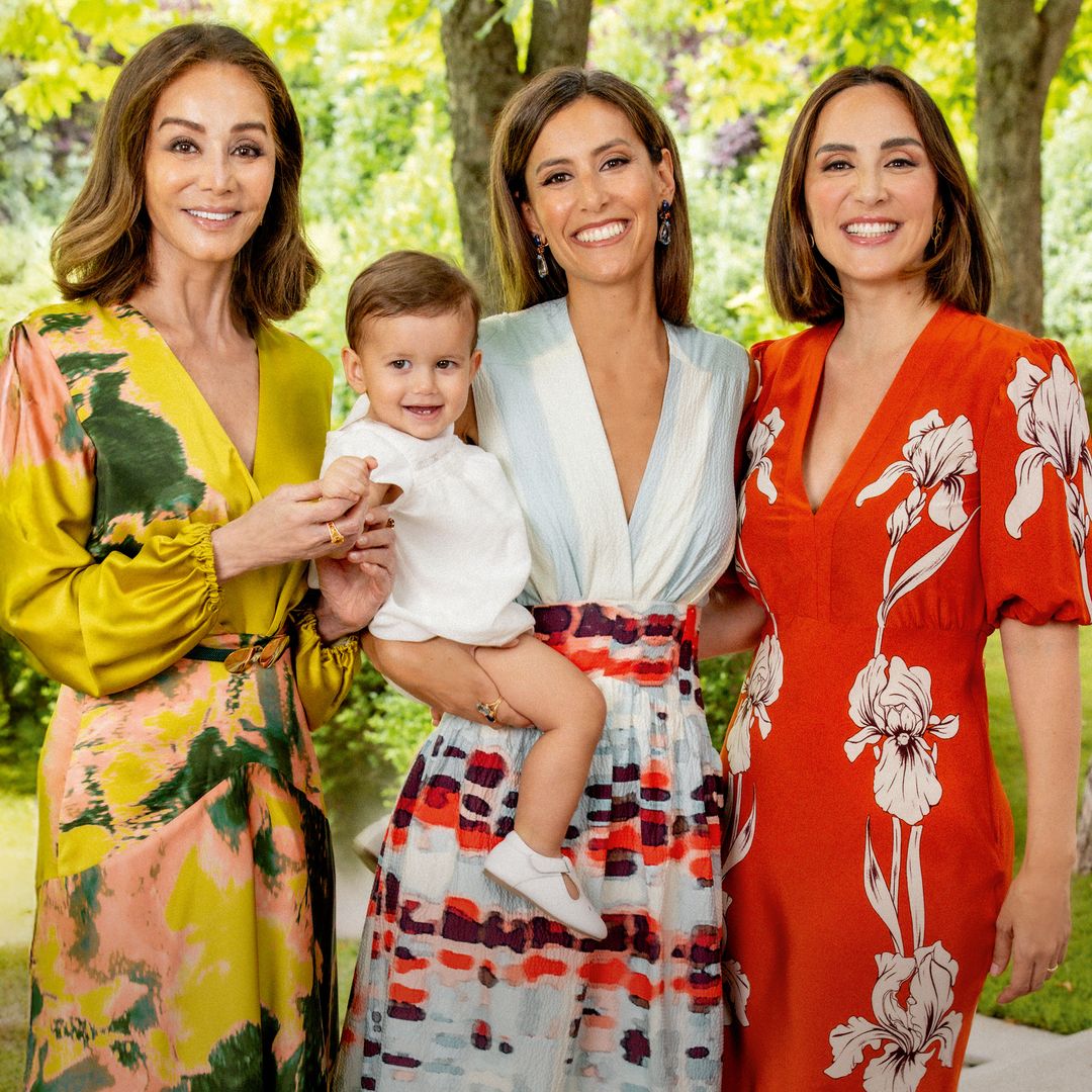 EXCLUSIVA. Isabel Preysler, pura elegancia con vestido floral y sandalias con truco en el emotivo bautizo de su nieto Martín