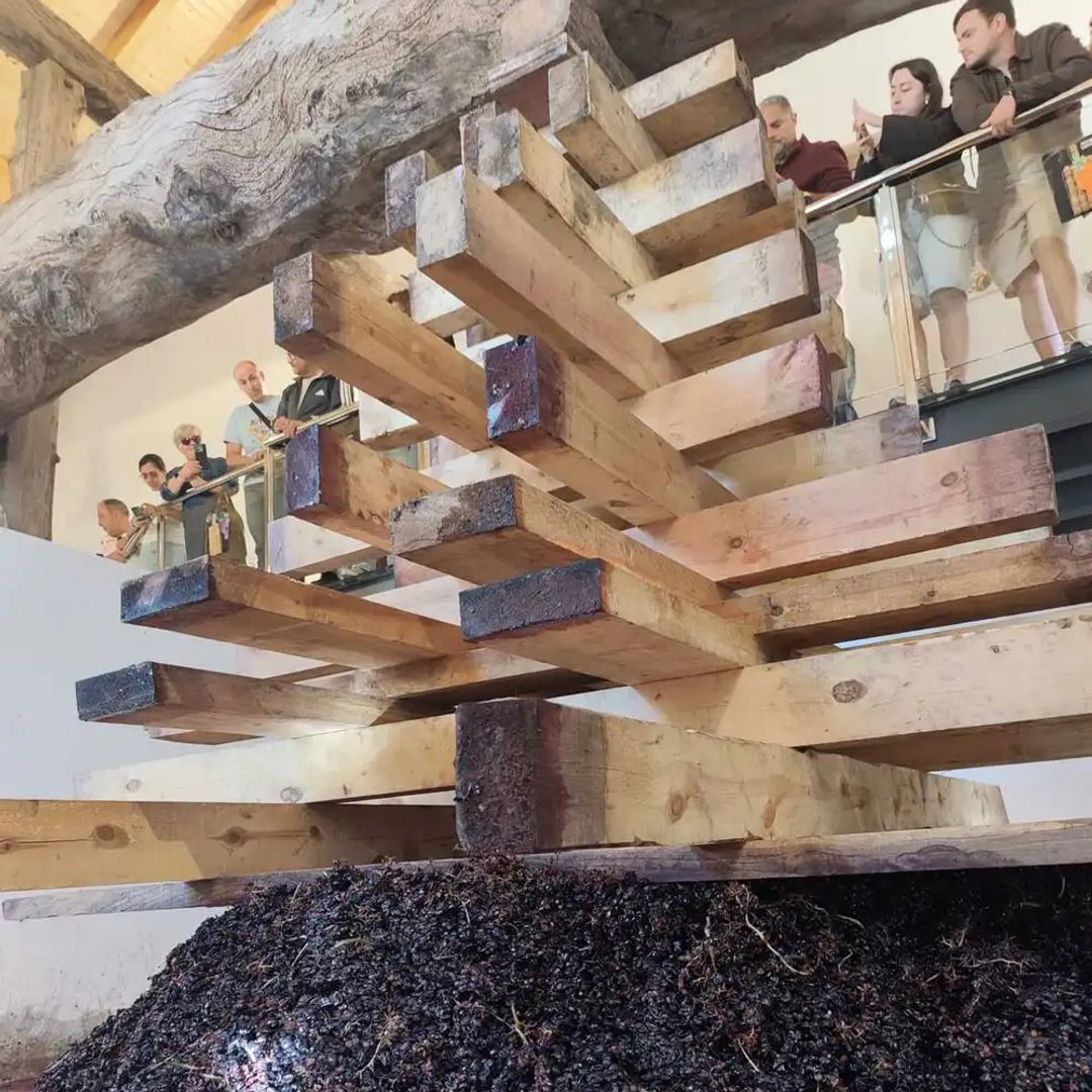 Castillo de madera para prensar la uva