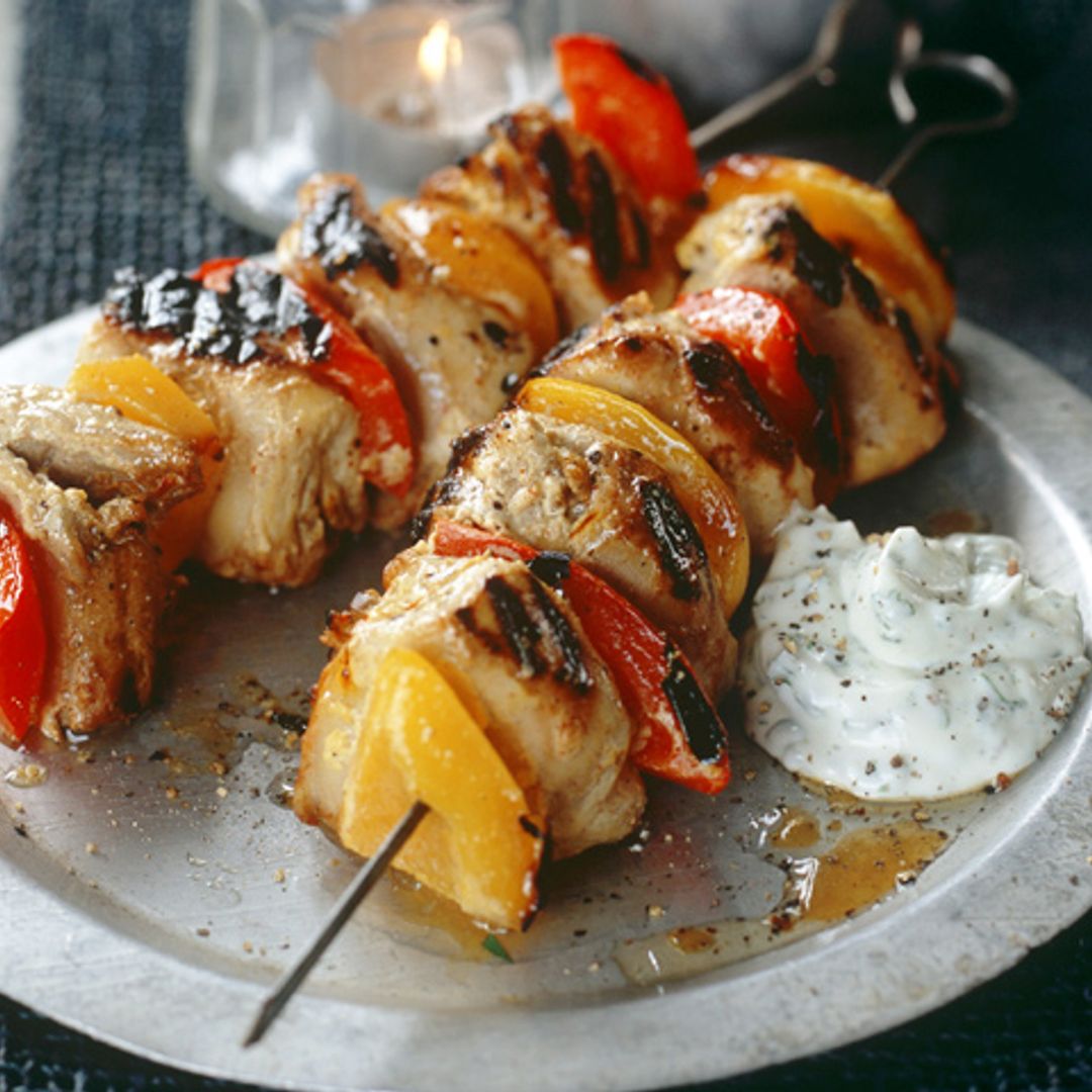 Brochetas de pollo con pimientos y salsa ligera de yogur