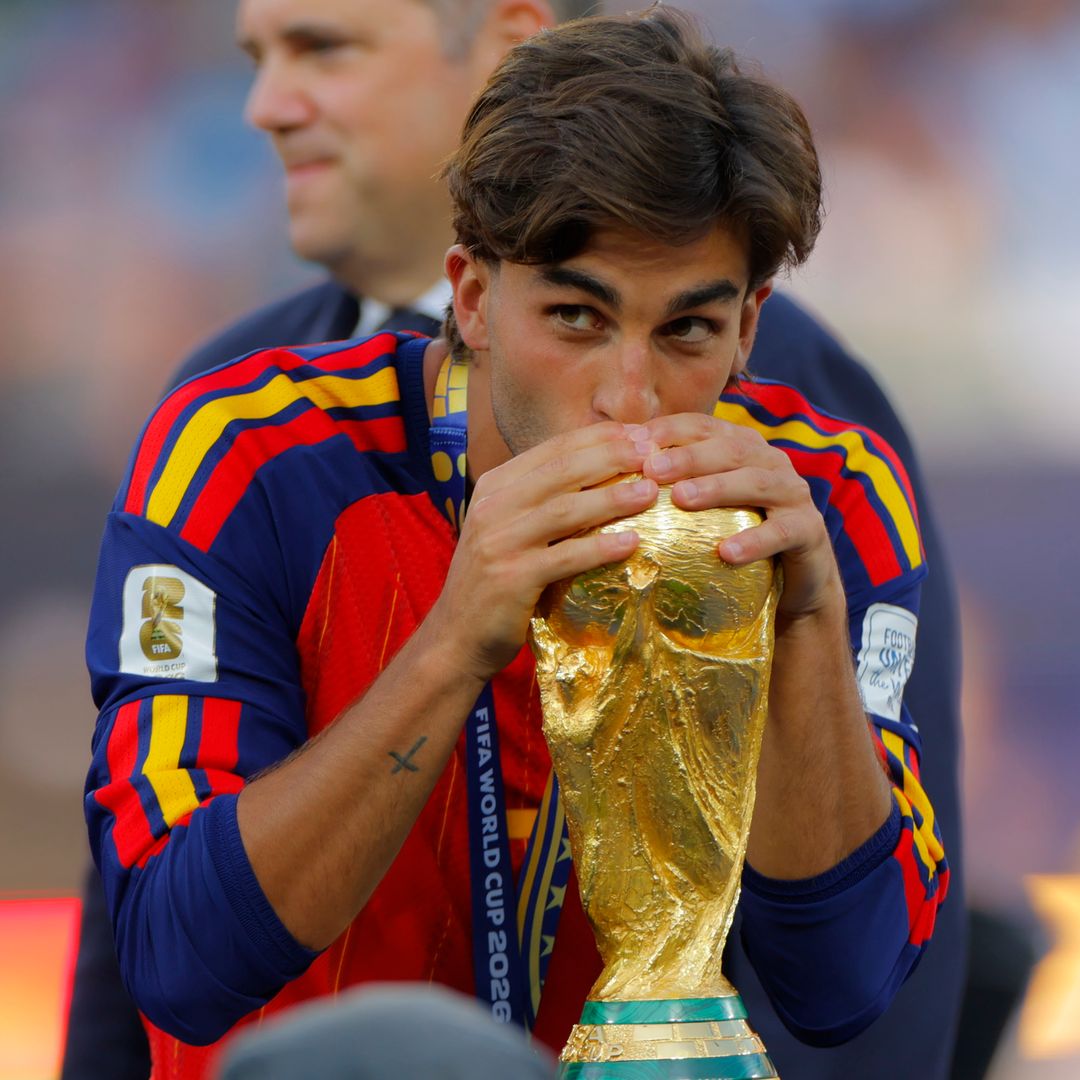 Ferran Torres con la Copa del Mundo