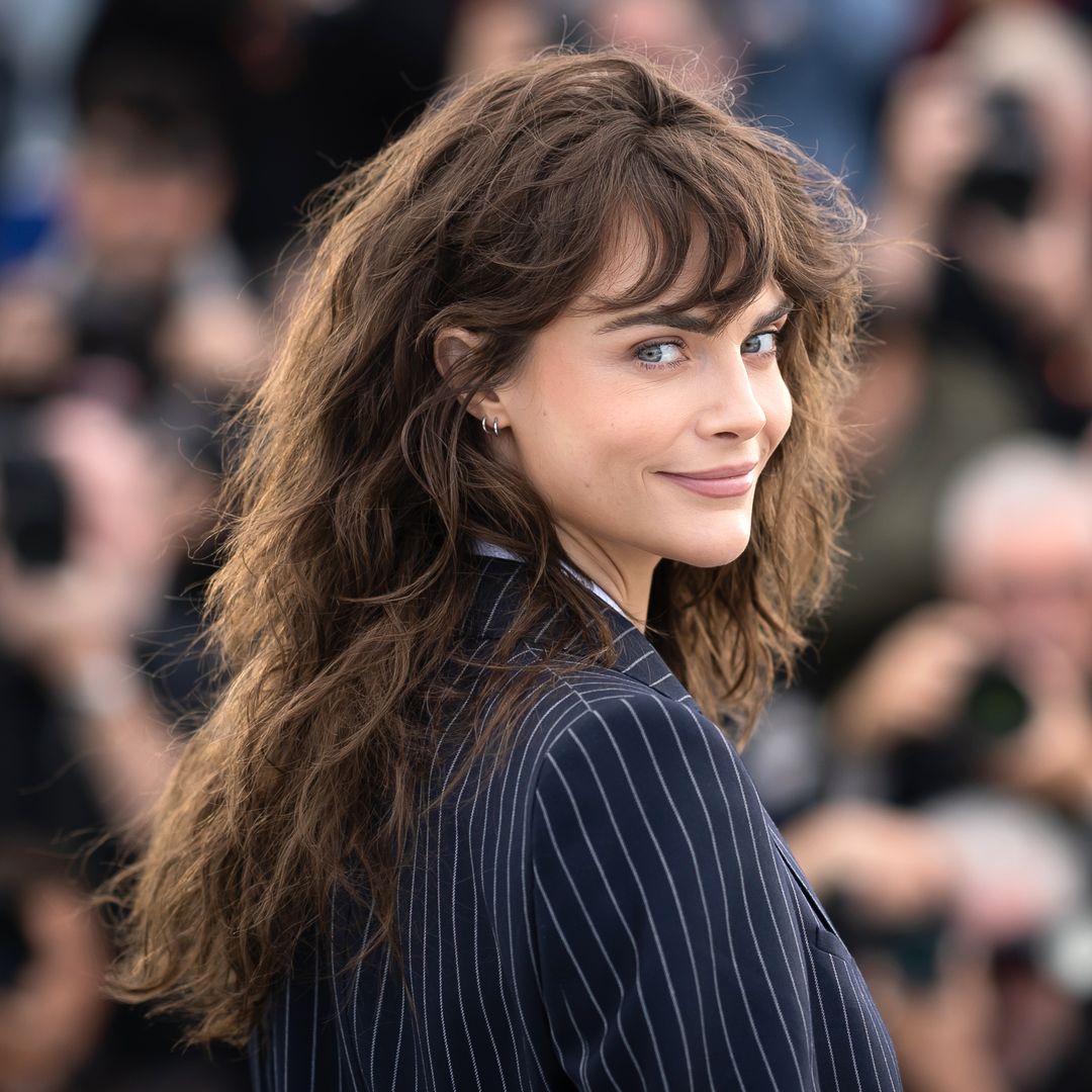 Analizamos la impactante transformación de Cara Delevingne en su 34 cumpleaños: del punk más rebelde a su versión más sensual