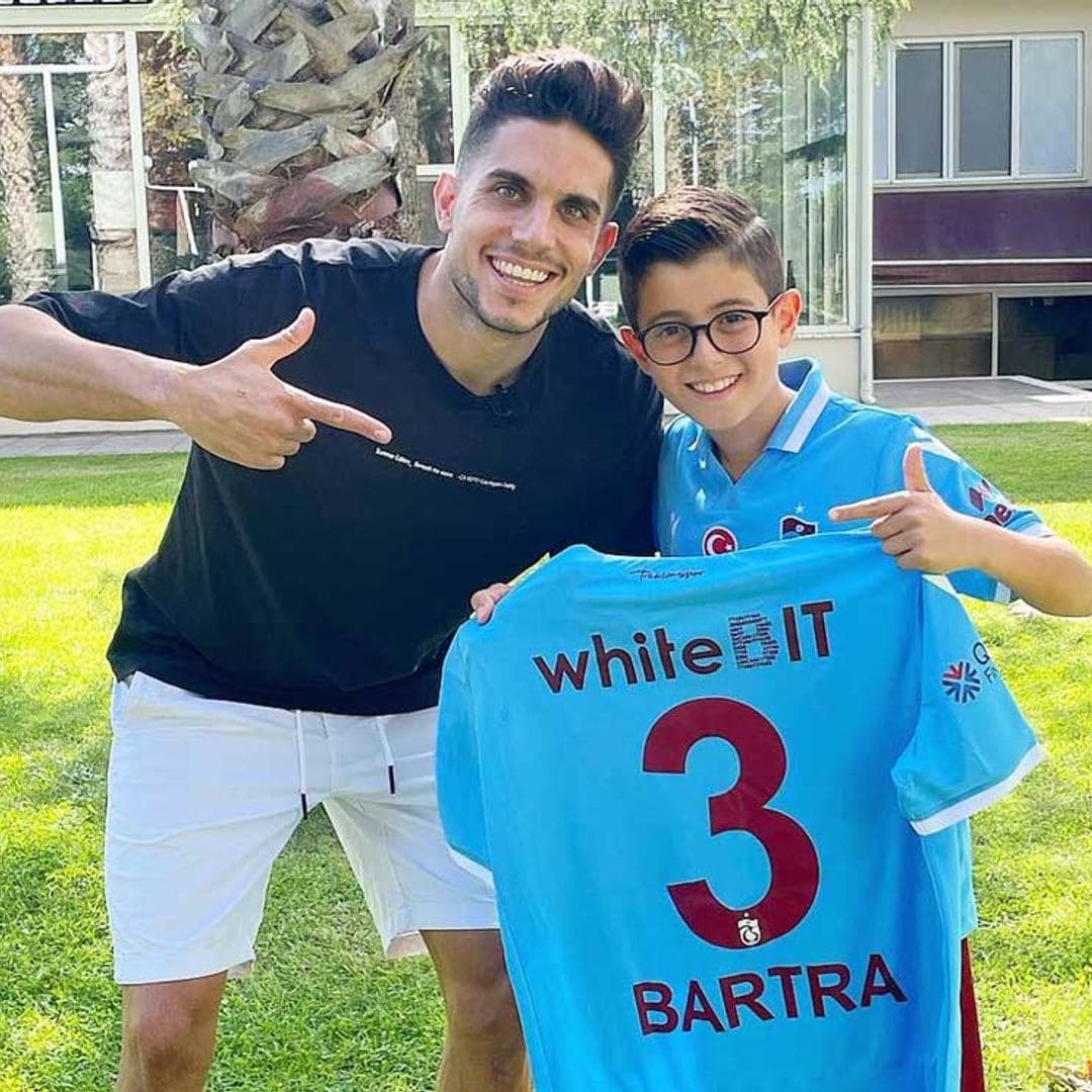 El tierno gesto de Marc Bartra con un aficionado de 10 años que ha conquistado a medio mundo