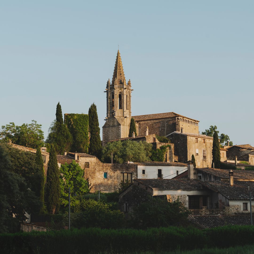 El pueblo medieval del Empordà que enamoró a Elsa Peretti, la legendaria diseñadora de Tiffany & Co.