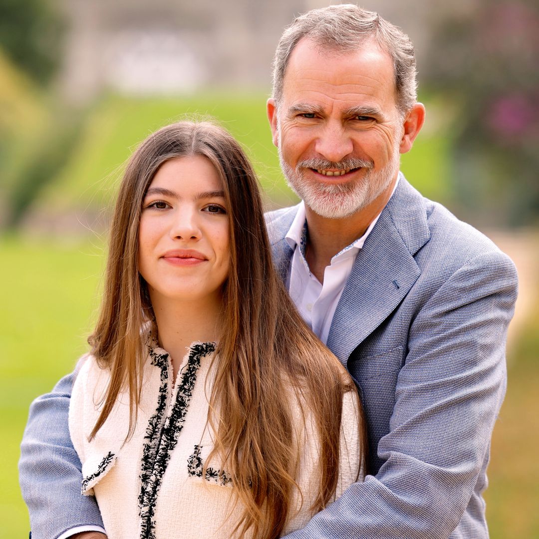 El rey Felipe abrazando a la infanta Sofía