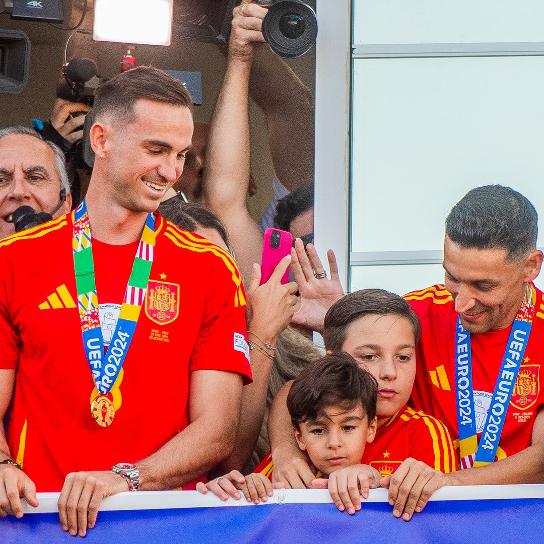 ¡Aquí hay tomate! Jesús Navas y Fabián Ruiz, junto a sus familias, reciben un cariñoso homenaje en su tierra