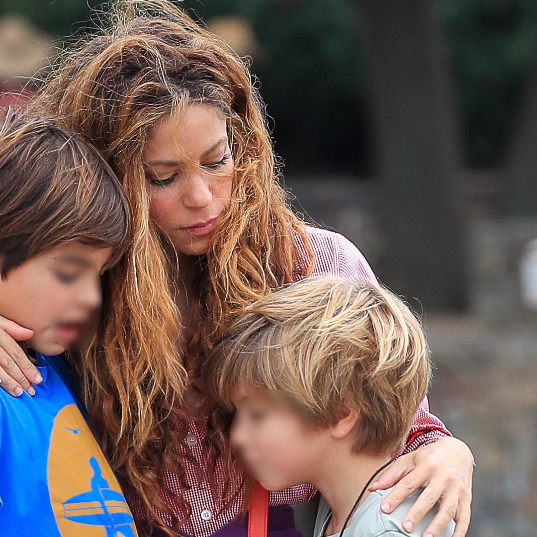 Mientras se confirma el romance de Piqué con nueva novia, Shakira se refugia en el amor de sus hijos