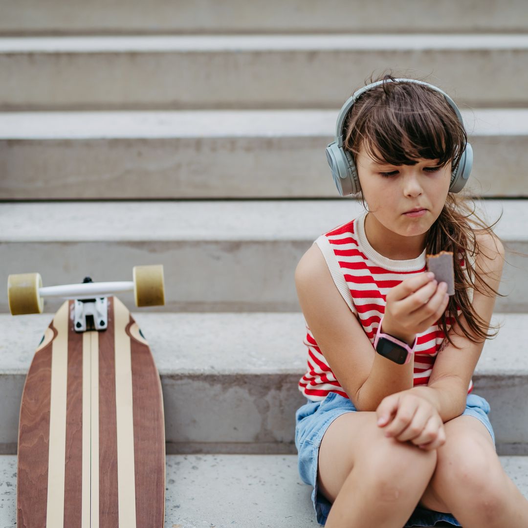 Conectados, pero sin darle un teléfono móvil: así es el reloj inteligente pensado para niños que pueden llevar a la calle